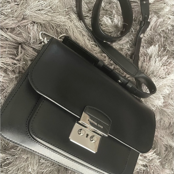 ‼️ Make an Offer
Michal Kors Crossbody & Zip Wallet - Picture 3 of 17